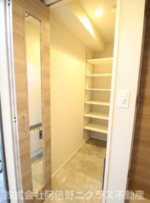 玄関(内装は別部屋の参考写真です。)