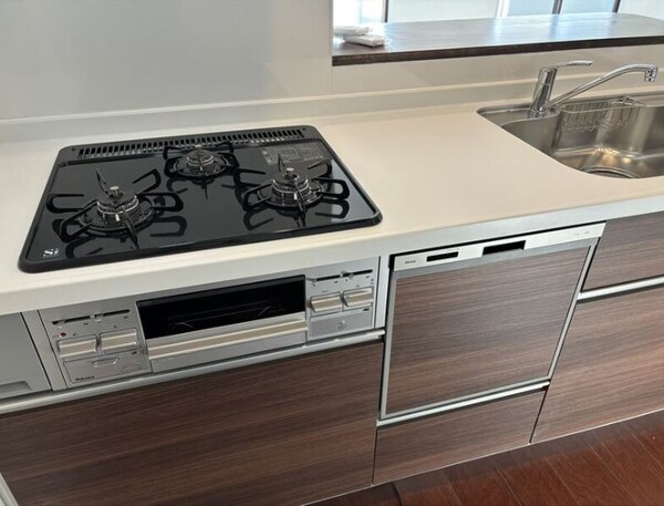 キッチン(内装は同建物別部屋の参考写真です。)