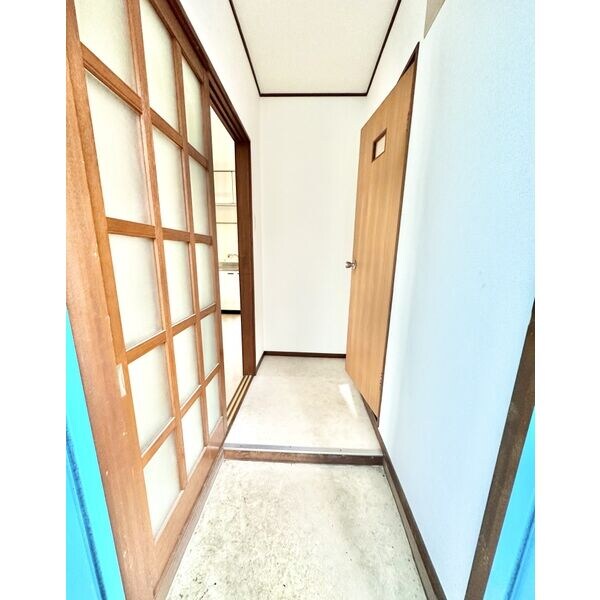 玄関(内装は別部屋の参考写真です。)