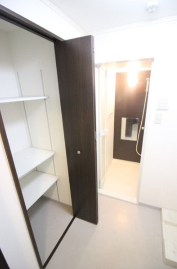 その他(内装は別部屋の参考写真です。)