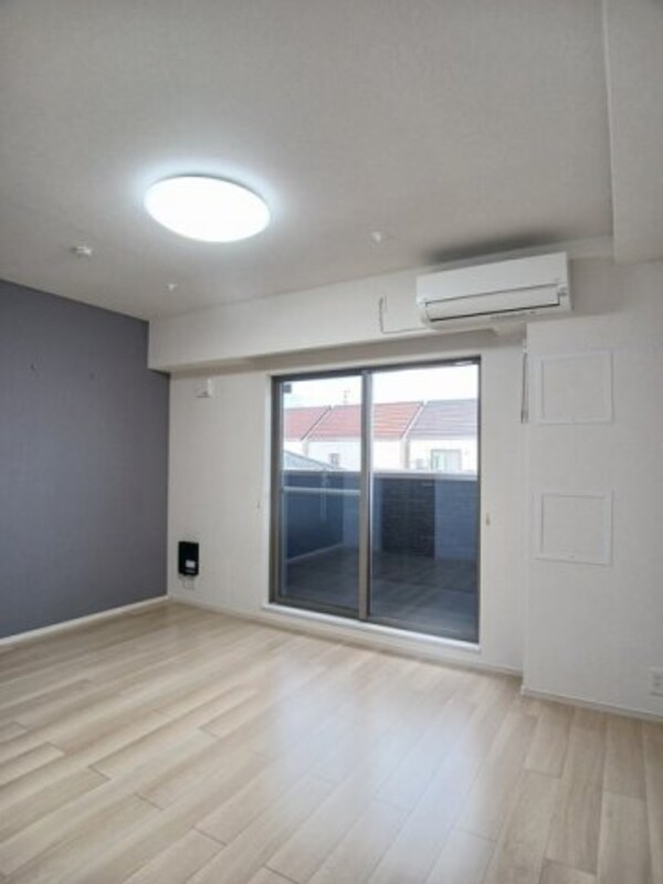 内装他(明るい色調の室内です)