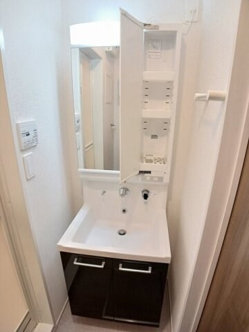 物件内観写真11　(明るい洗面所です)