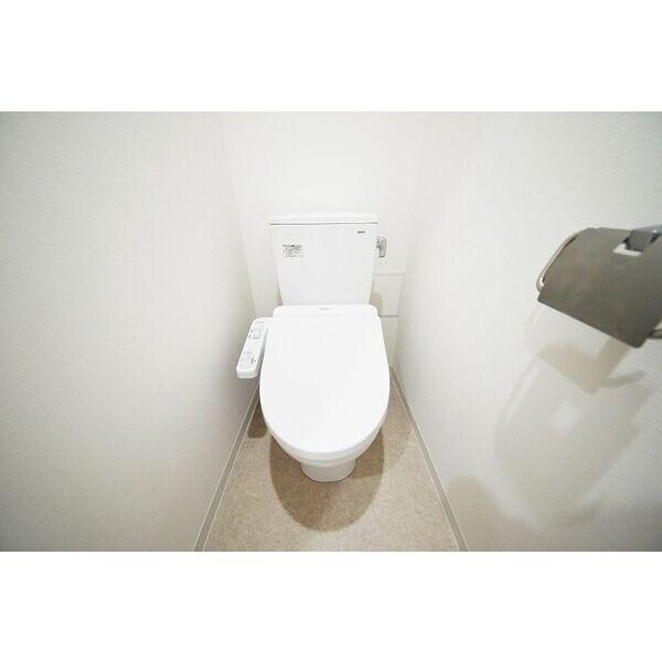 トイレ(内装は別のお部屋の参考写真です)