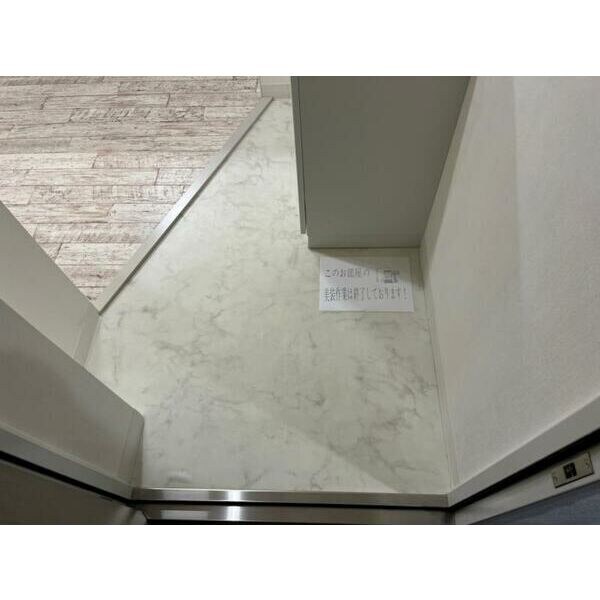 玄関(内装は別のお部屋の参考写真です)