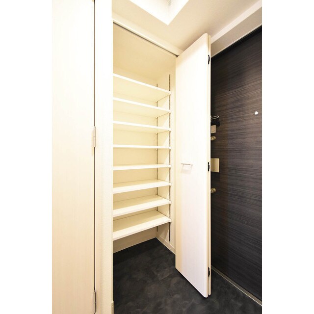 物件内観写真6　(明るい玄関です)