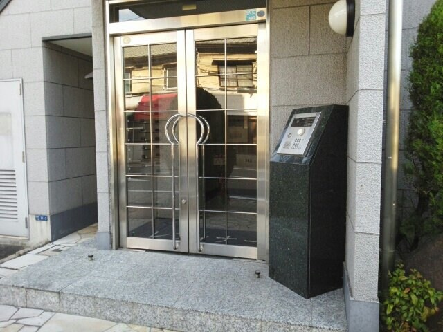 物件外観写真2　(ゆとりのあるエントランスです)