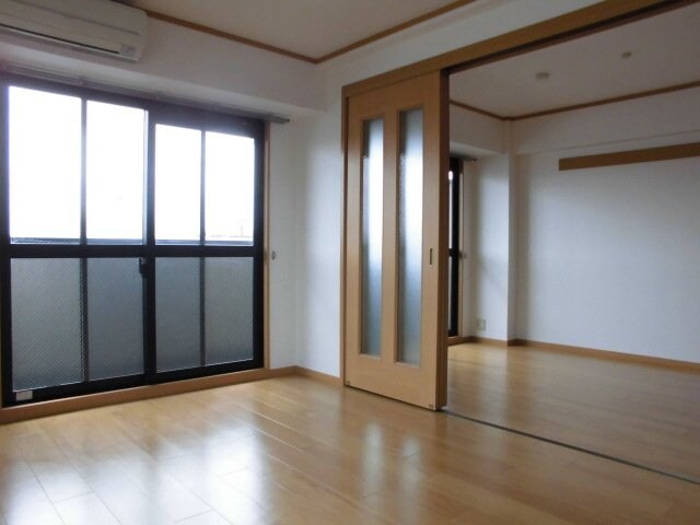 物件内観写真18　(こちらのリビングで趣味の時間をお楽しみください)