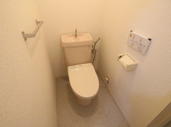 トイレ(内装は別部屋の参考写真です。)