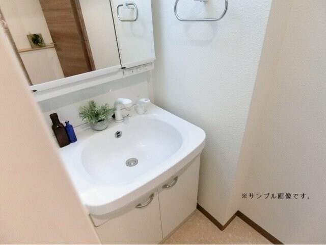 物件内観写真4　(明るい色調の室内です)