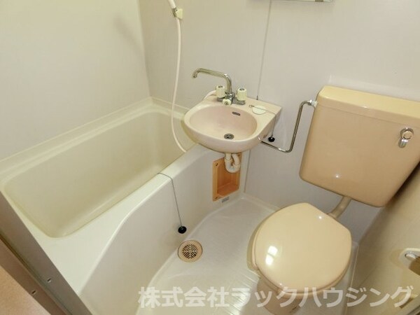 浴室(採光・通風良好！★スーパーマーケット　徒歩3分！)