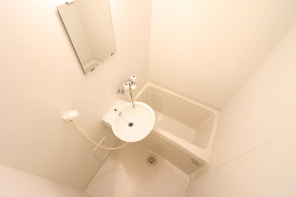 浴室(1Fはフローリング・2Ｆ絨毯。同タイプの物件写真です。)