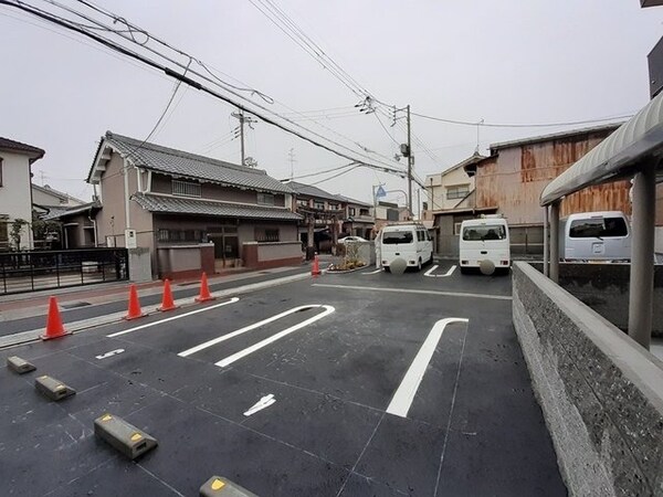 駐車場(車をお持ちの方に嬉しい駐車場付きの物件です)