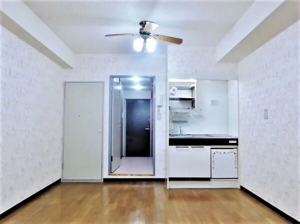 収納(この賃料では滅多にない、横幅３メーター以上の広々９帖の空間。)