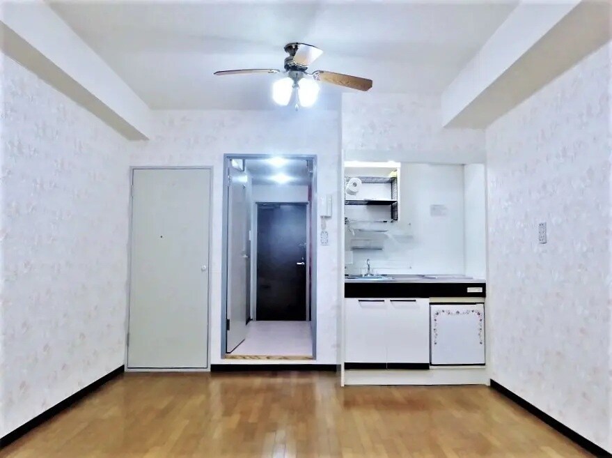 物件内観写真5　(この賃料では滅多にない、横幅３メーター以上の広々９帖の空間。)