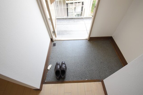 玄関(※別部屋参考画像です。)