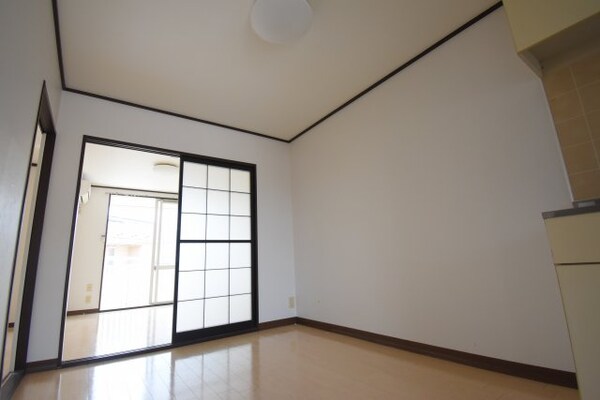 居室(※別部屋参考画像です。)