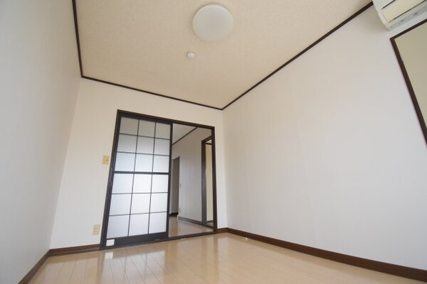 居室(※別部屋参考画像です。)