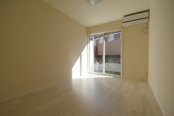 居室(※別部屋参考画像です。)