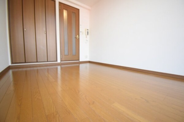 居室(別号室の同間取のお写真です。出窓は付いておりません。)