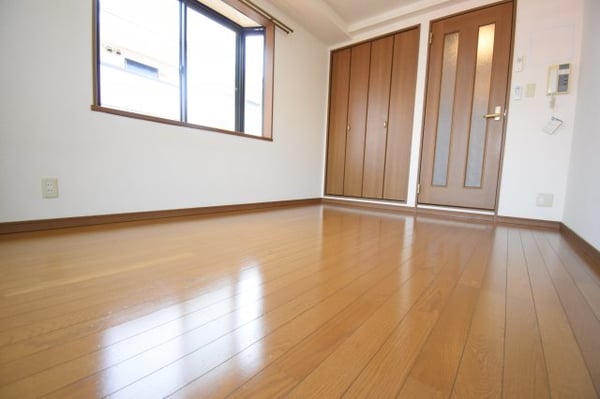 居室(別号室の同間取のお写真です。出窓は付いておりません。)