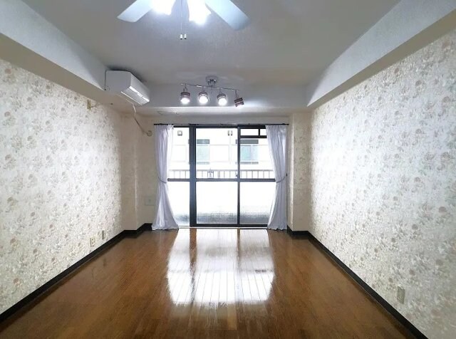 物件内観写真3　(シーリングファンLED照明付きゴージャスな雰囲気の部屋)