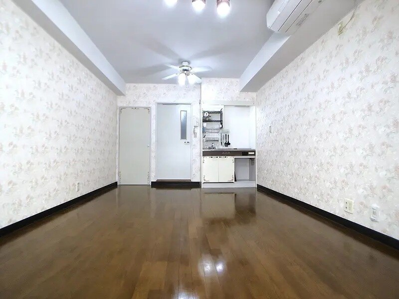 物件内観写真15　(狭い白いつまらない部屋に飽きた方に)