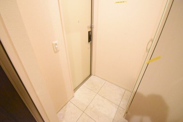 玄関(別部屋参考写真(クリーニング前))