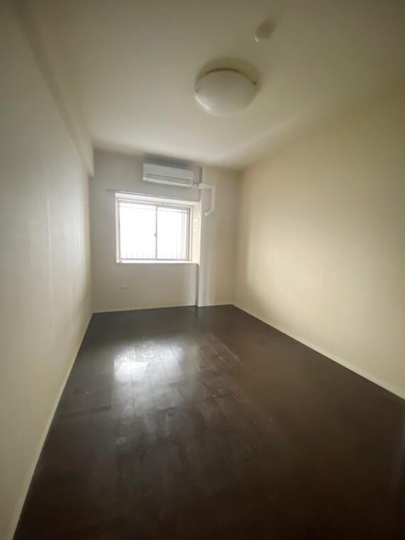 物件内観写真9　(開放的な寝室です)