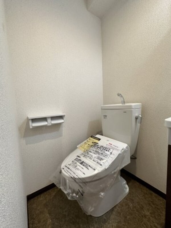 トイレ(落ち着いた色調のトイレです)