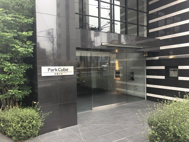 物件外観写真3　(落ち着いたエントランスです)