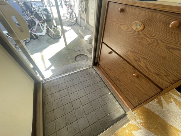 玄関(修繕中のお写真です)