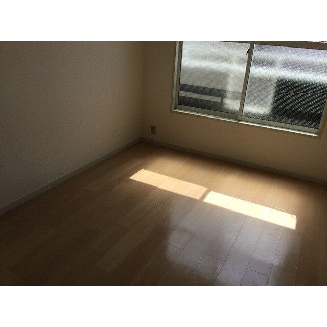 物件内観写真3　(ゆったりとした居間です)