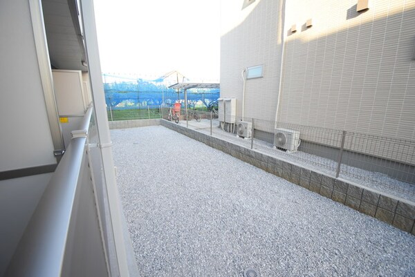 その他(1階バルコニー側104号室から見た左(101方向))