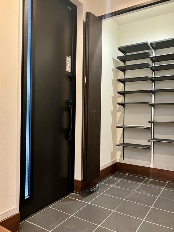 物件内観写真7　(きれいな玄関です)