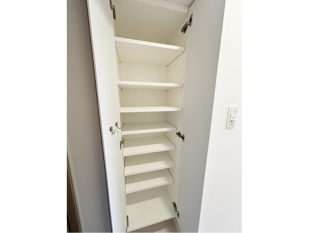 物件内観写真12　(明るい色調の室内です)