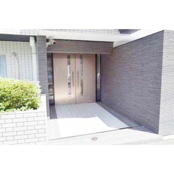 エントランス(明るい色調の室内です)