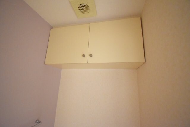 物件内観写真16　(トイレ収納)