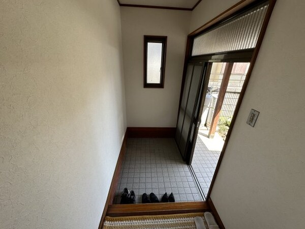 玄関(※クリーニング前)