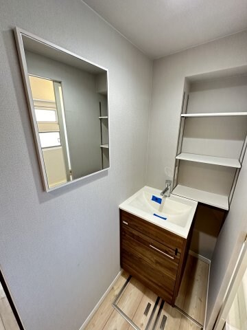 物件内観写真5　(朝の支度にも助かる、独立の洗髪洗面化粧台)