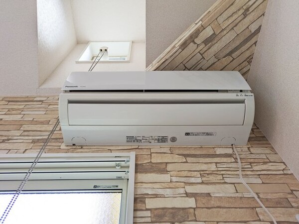 建物設備(エアコン。写真は203号室のものです。)