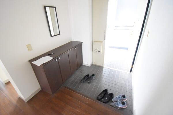 玄関(同物件の別部屋です)