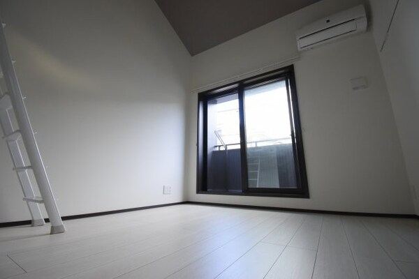 居室(※別部屋参考画像です。)