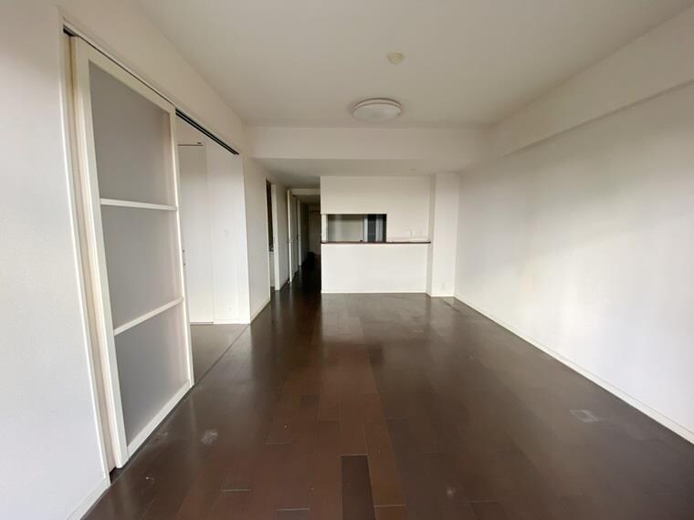 物件内観写真7　(ゆったりとしたリビングです)