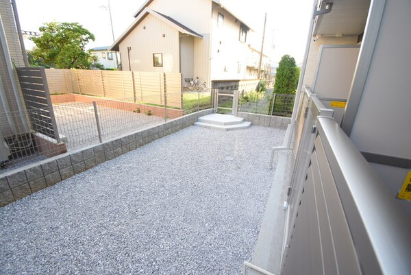 その他(1階バルコニー側104号室から見た正面)