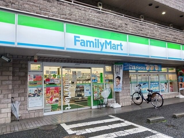 物件外観写真2　(ファミリーマート狛江慈恵医大前まで260m)