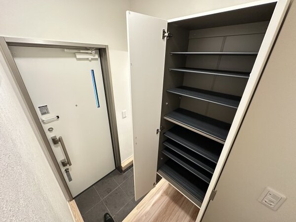 玄関(※同建物別室参考写真)