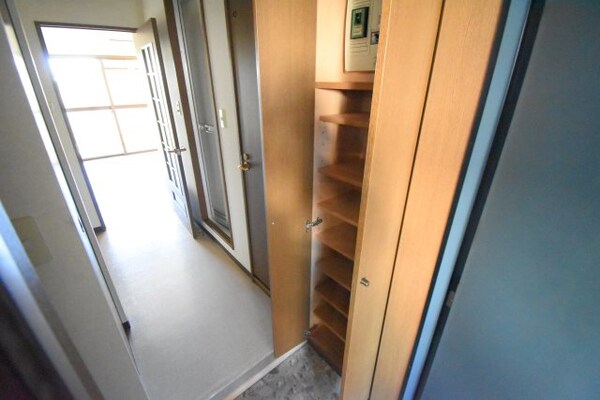 玄関(※別室参考写真（間取り反転）)