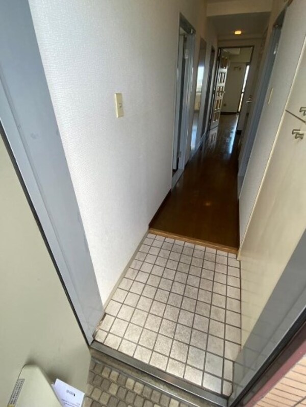 玄関(※別部屋の内装写真となります。)