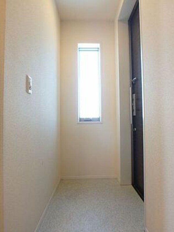 玄関(※別タイプの室内写真となり、実際のお部屋とは異なります。)