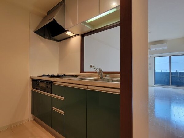 キッチン(階数によって設備、床、建具の配色が異なります。)